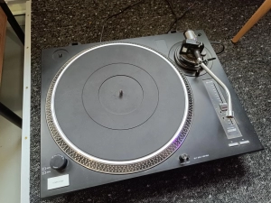Belt drive turntable